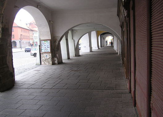 NÁMĚSTÍ V ŽATCI - NÁVRH DLAŽBY V PODLOUBÍ 